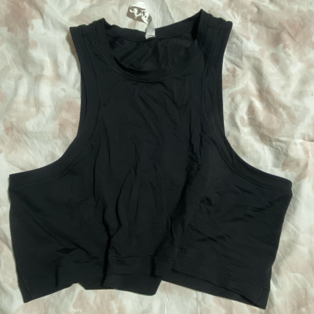 a cropped sleeveless woman’s workout tank